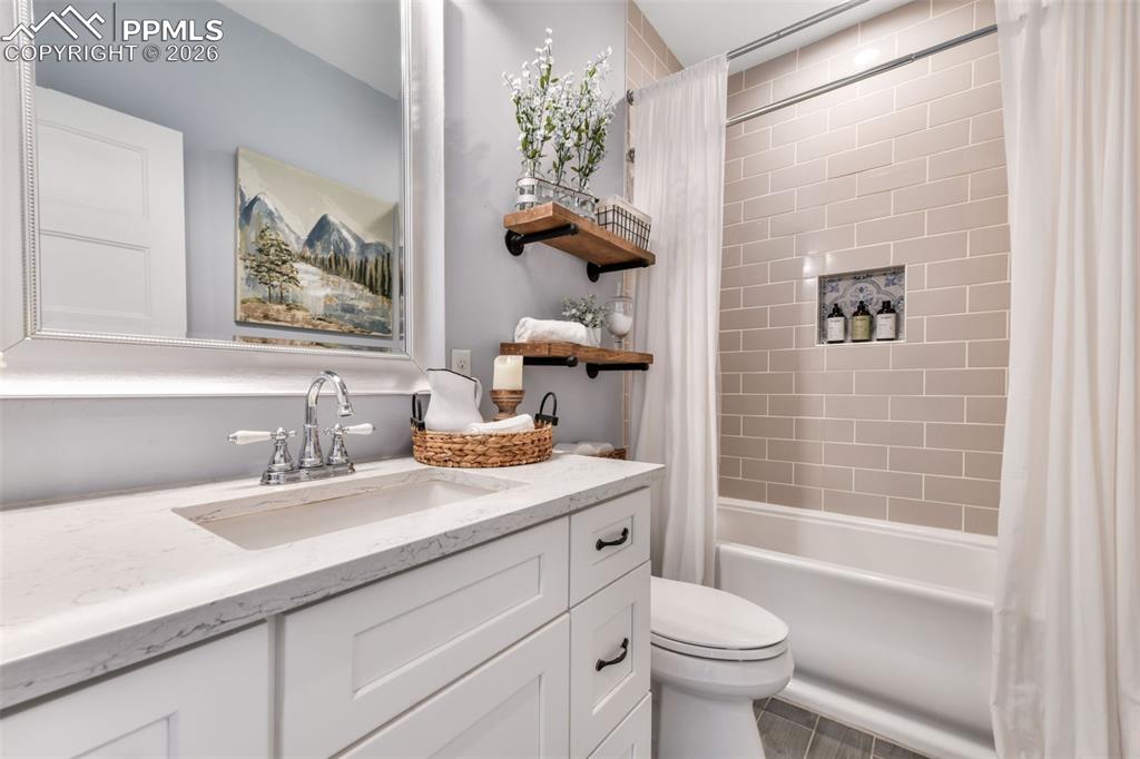 Image 22 of 50: Bathroom