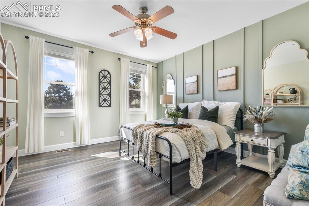 Image 23 of 50: Bedroom