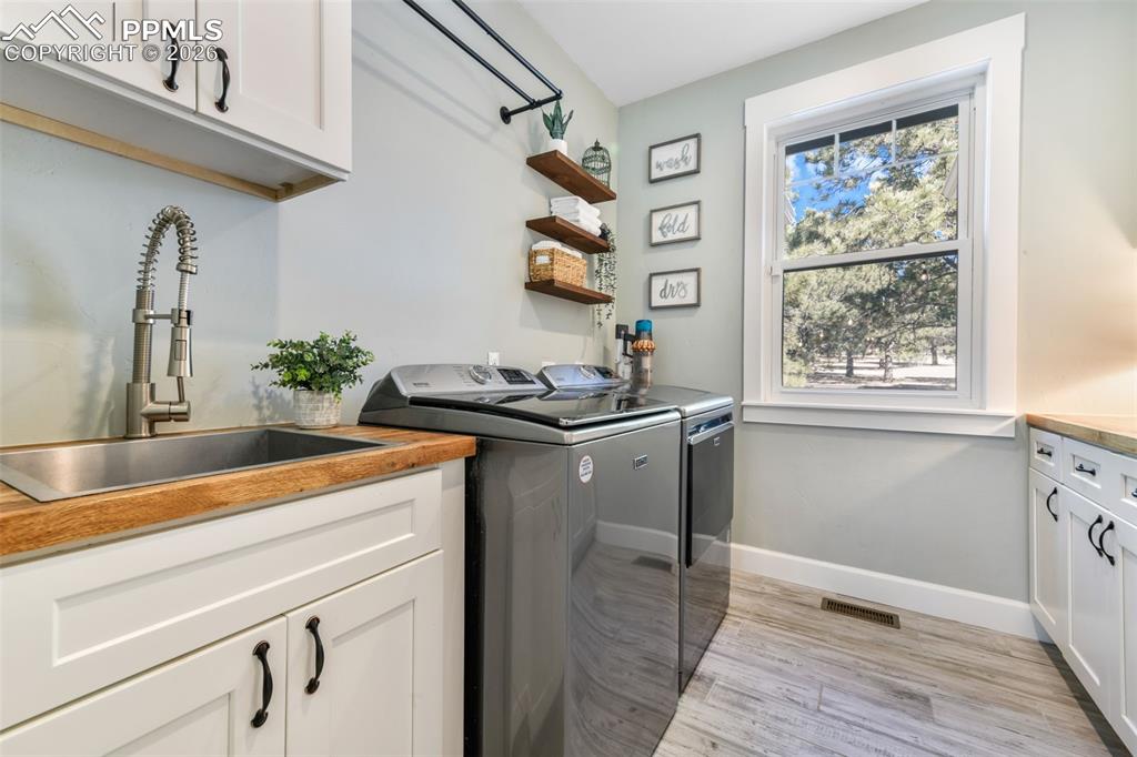 Image 25 of 50: Laundry