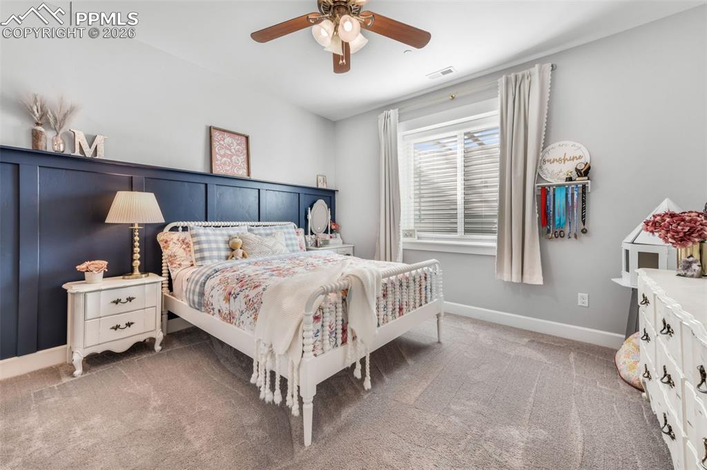 Image 34 of 50: Bedroom