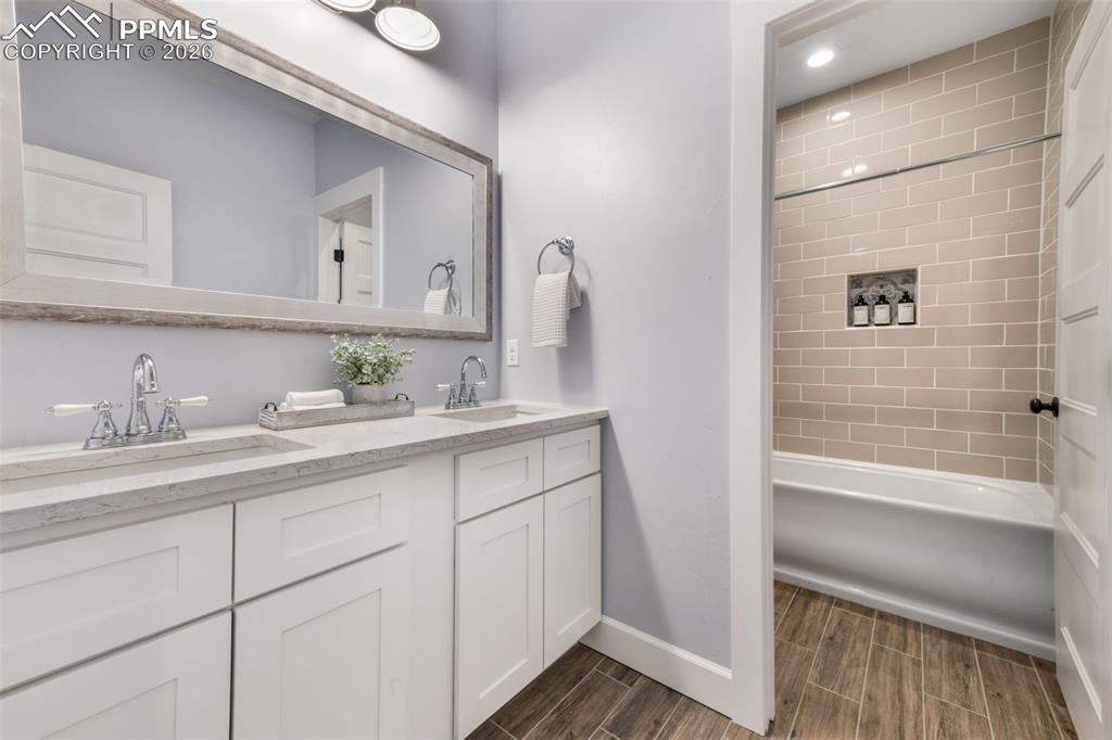 Image 35 of 50: Bathroom