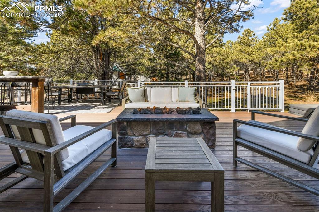 Image 39 of 50: Deck