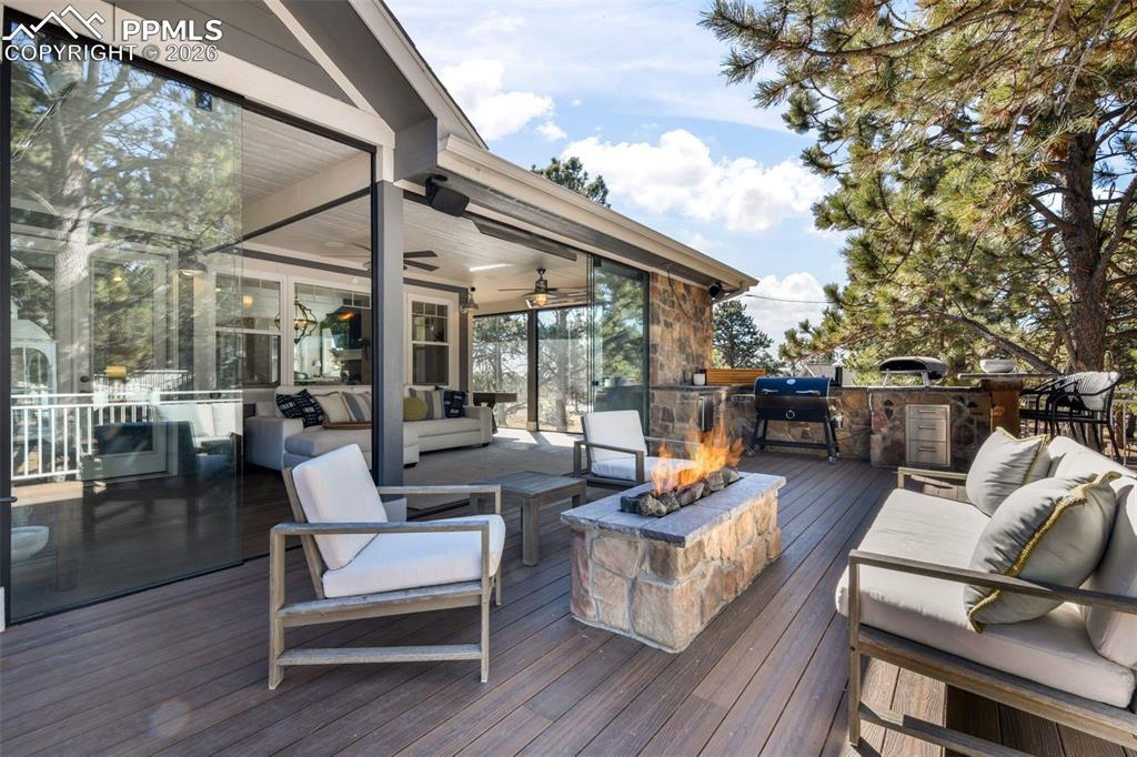 Image 40 of 50: Deck