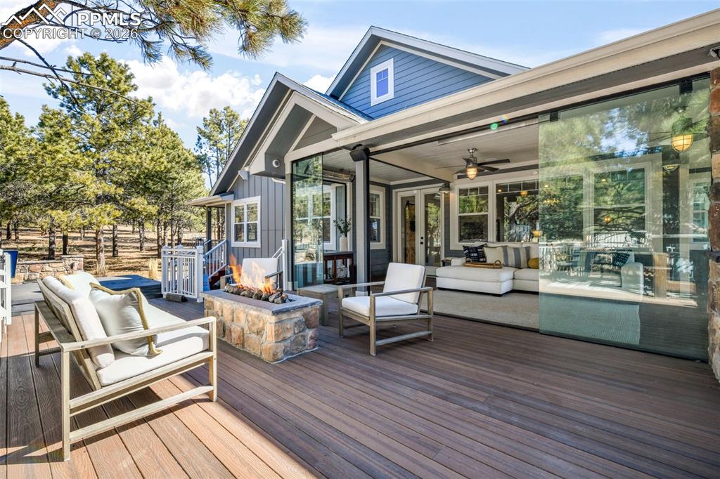 Image 41 of 50: Deck