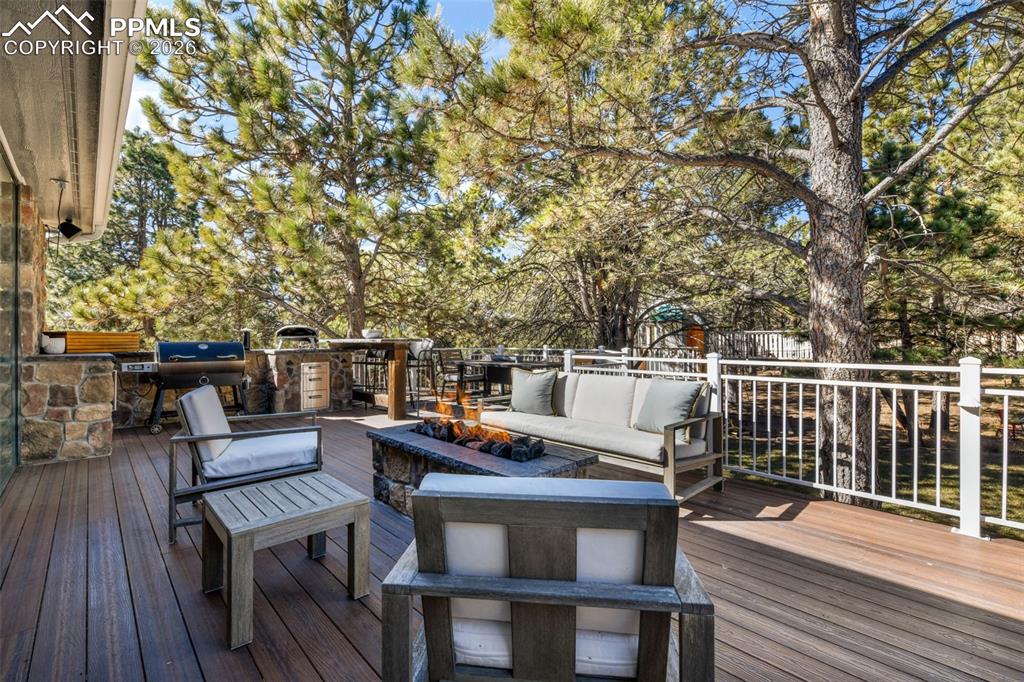 Image 42 of 50: Deck