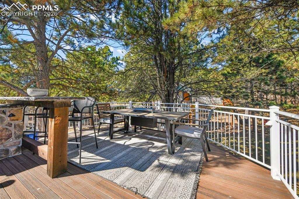 Image 43 of 50: Deck