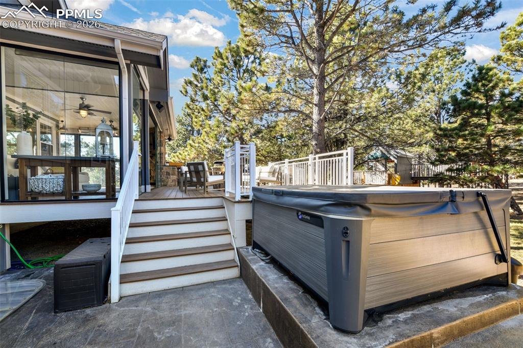 Image 44 of 50: Deck