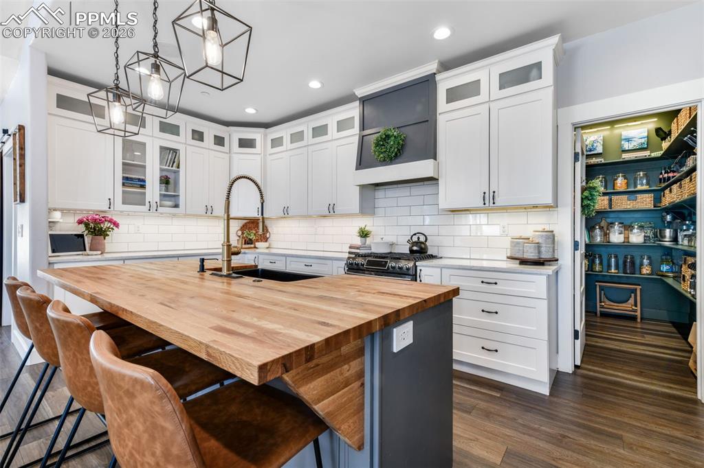 Image 6 of 50: Kitchen