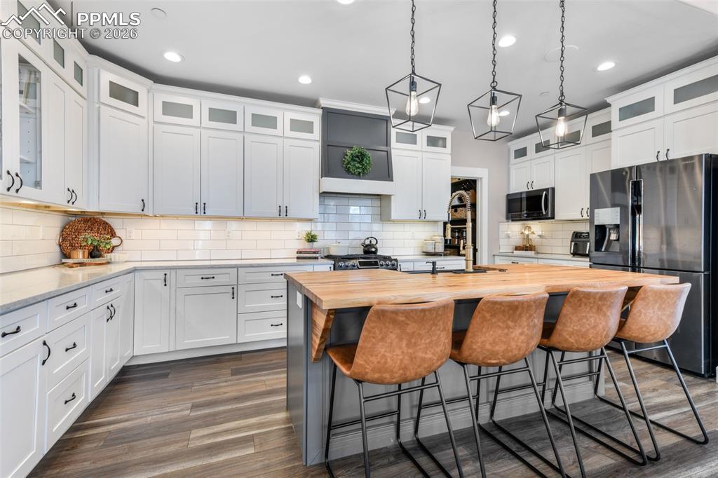 Image 7 of 50: Kitchen