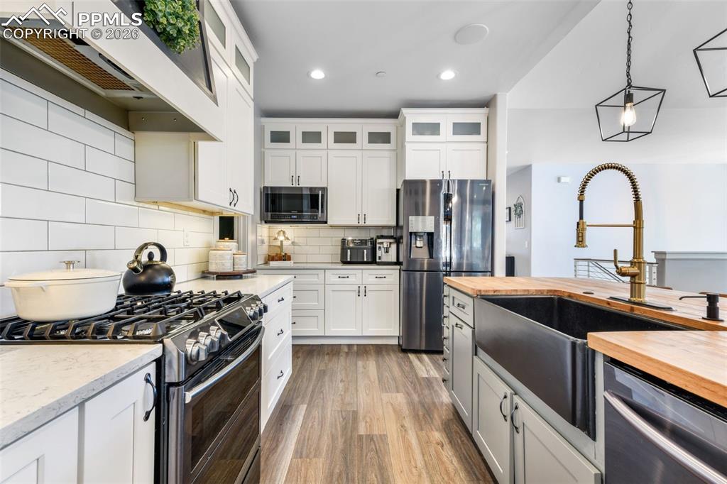 Image 8 of 50: Kitchen