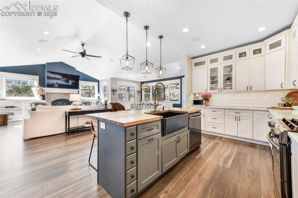 Image 9 of 50: Kitchen