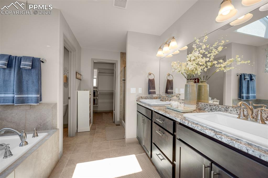 Image 14 of 14: Bathroom