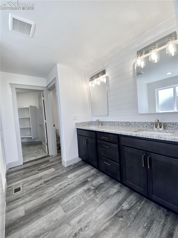 Image 15 of 33: Bathroom