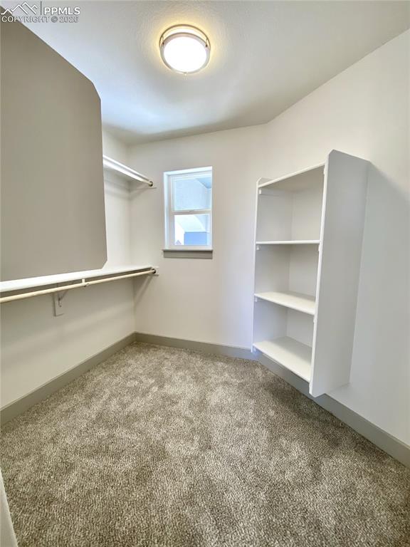 Image 16 of 33: Closet