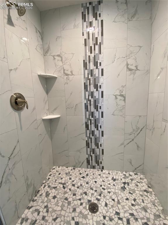 Image 18 of 33: Bathroom