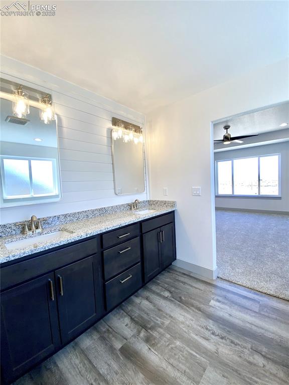 Image 19 of 33: Bathroom