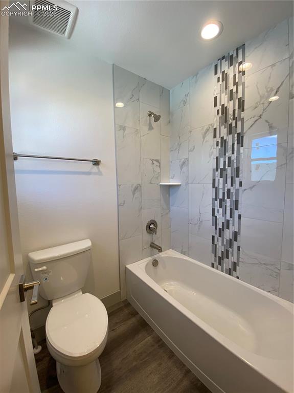 Image 25 of 33: Bathroom