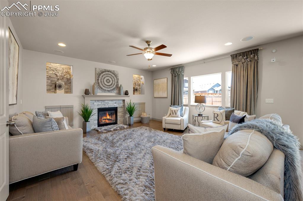 Image 7 of 14: Living Room