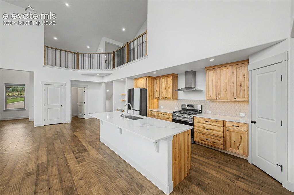 Image 10 of 50: Kitchen