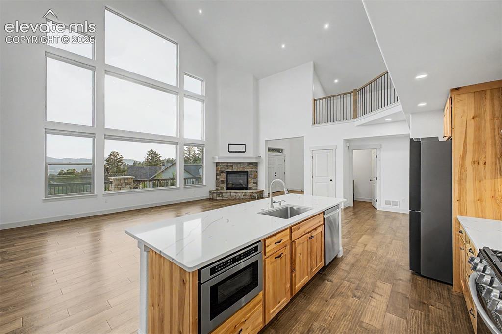 Image 11 of 50: Kitchen