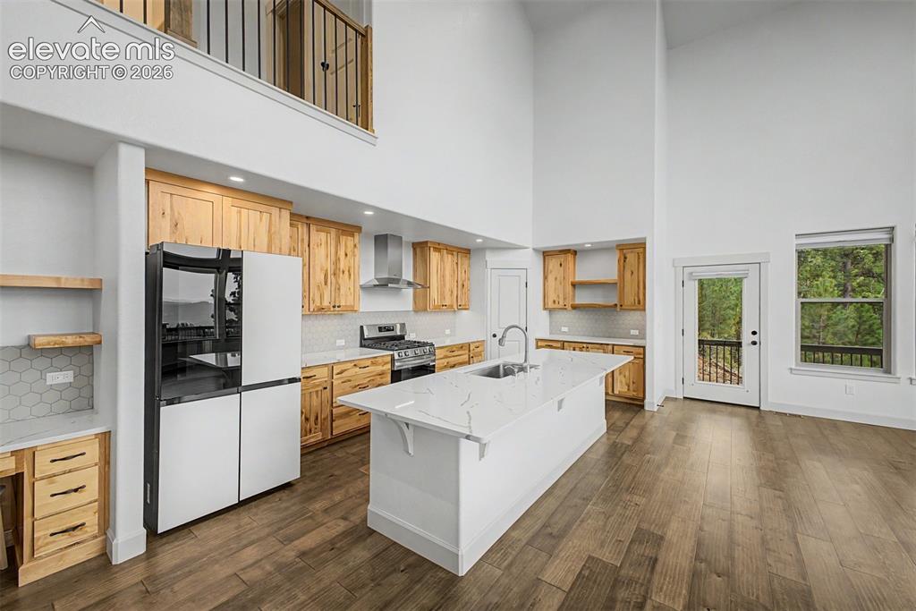 Image 12 of 50: Kitchen