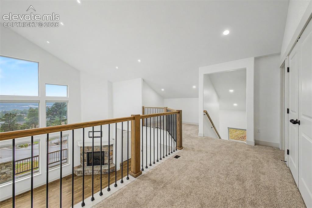 Image 24 of 50: Loft with spacious nook