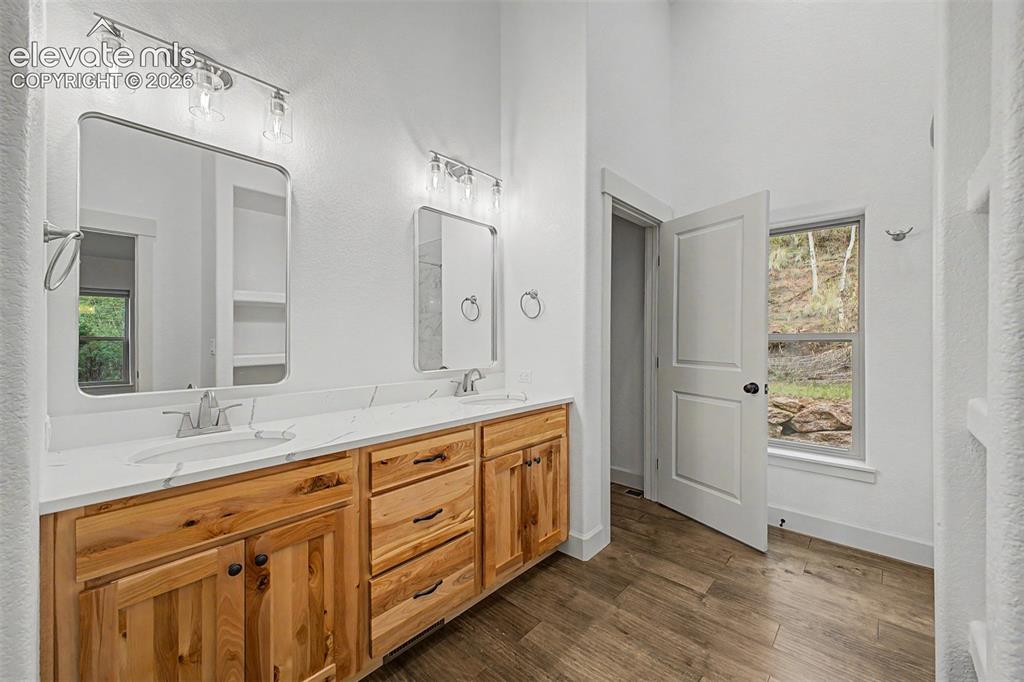 Image 28 of 50: Large bath with access from hall and bedroom 2
