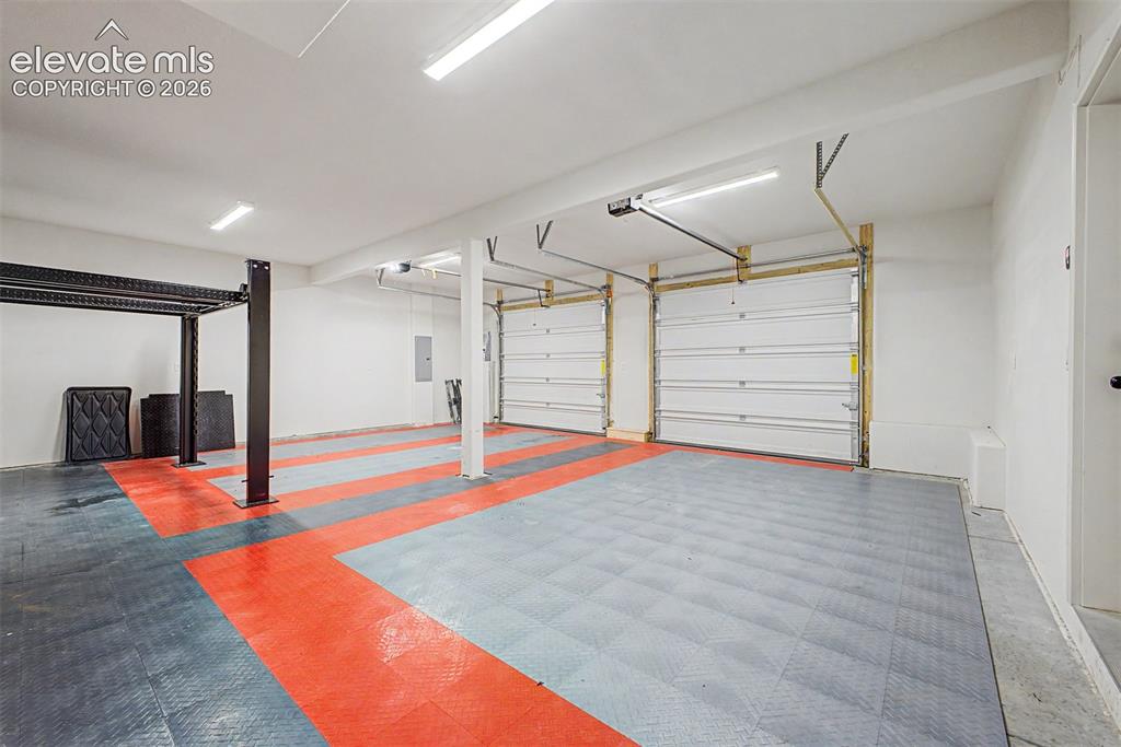 Image 35 of 50: 3 car tandem garage with car lift