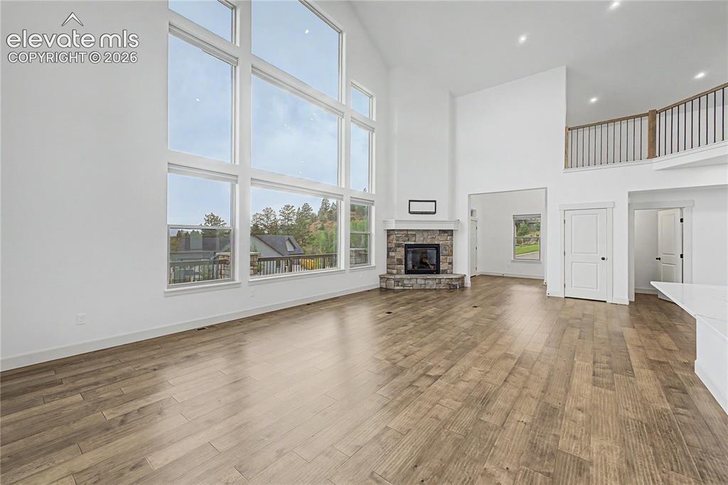 Image 9 of 50: Living Room