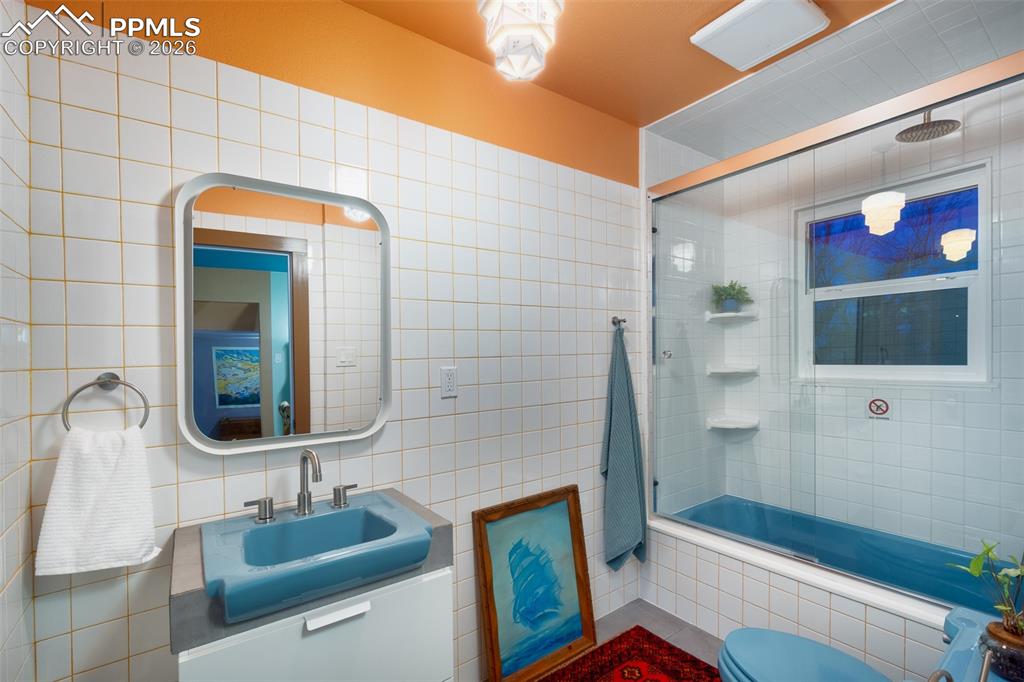 Image 16 of 50: Bathroom