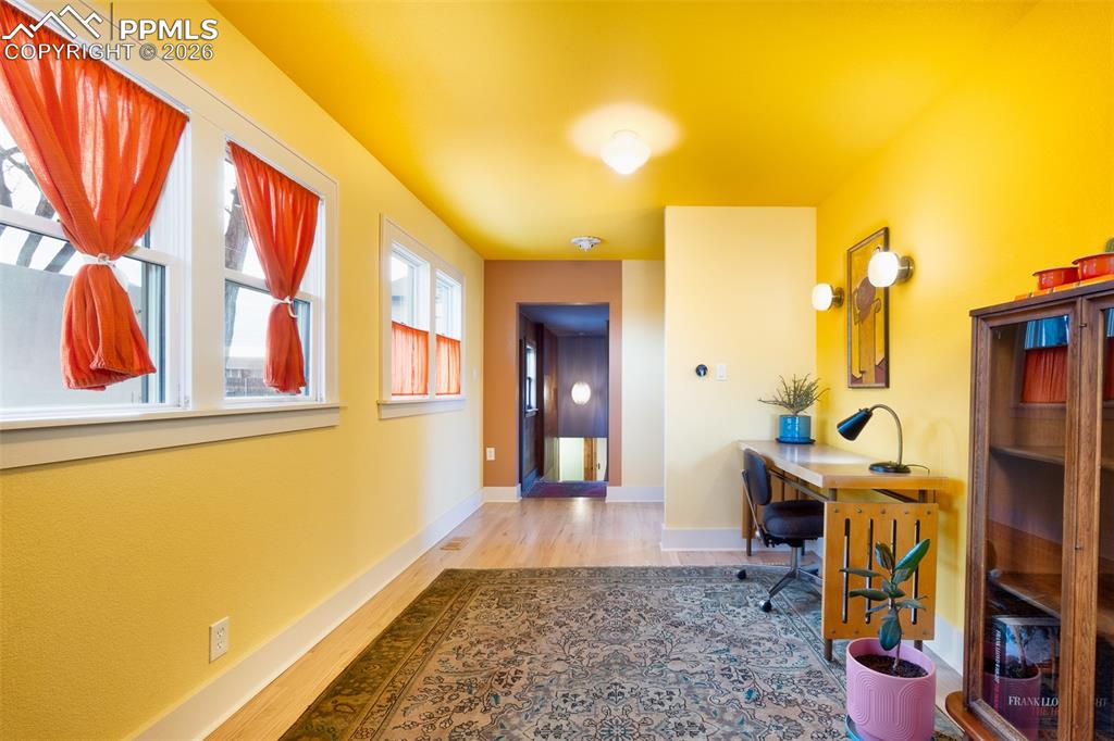 Image 18 of 50: Office