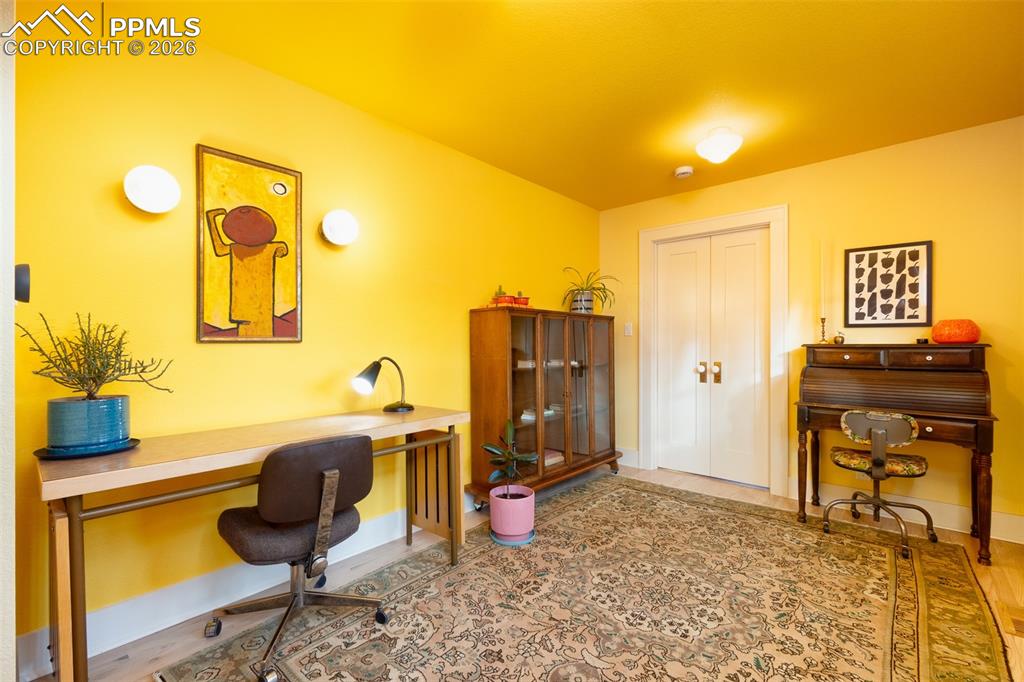 Image 19 of 50: Office