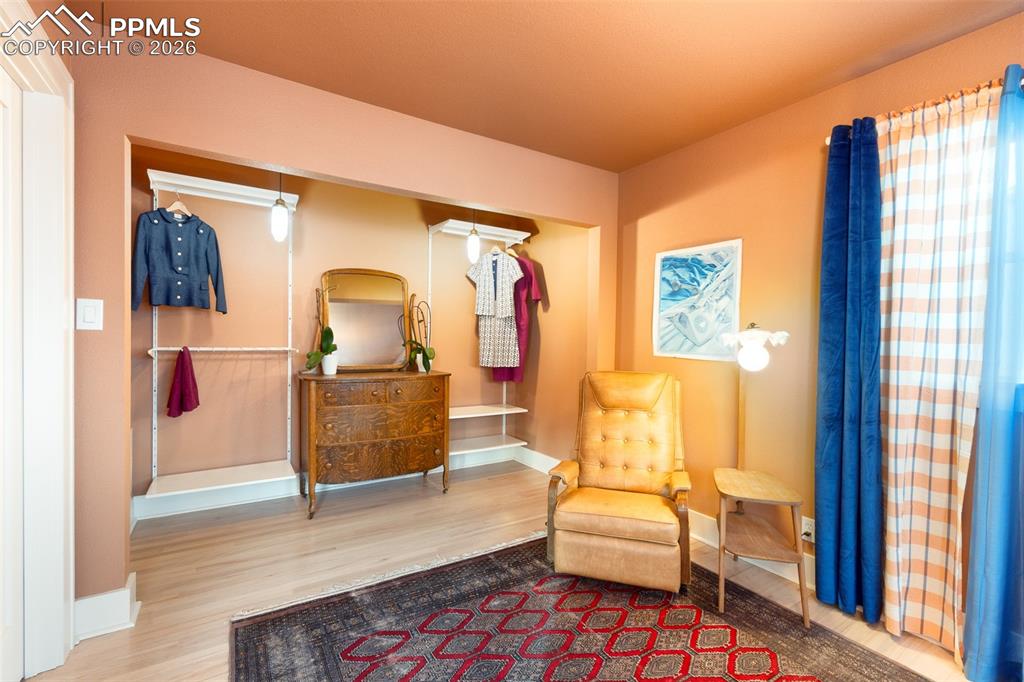 Image 21 of 50: Sitting Room