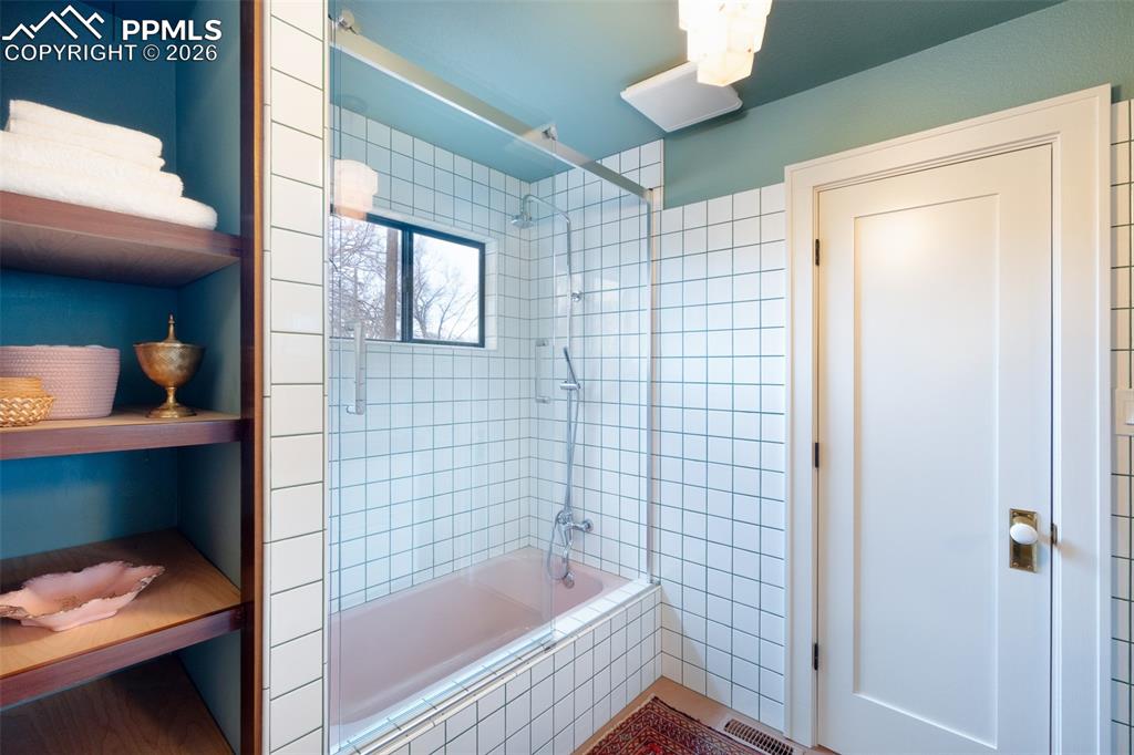 Image 22 of 50: Bathroom