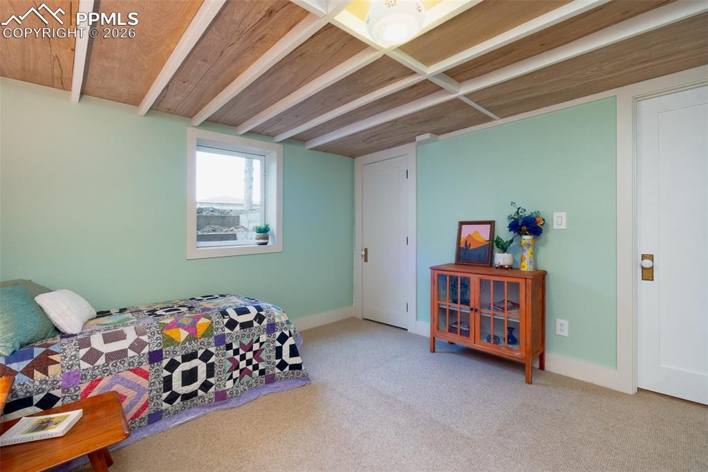 Image 26 of 50: Bedroom