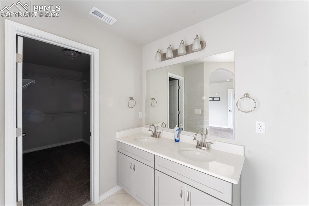 Image 20 of 35: Bathroom