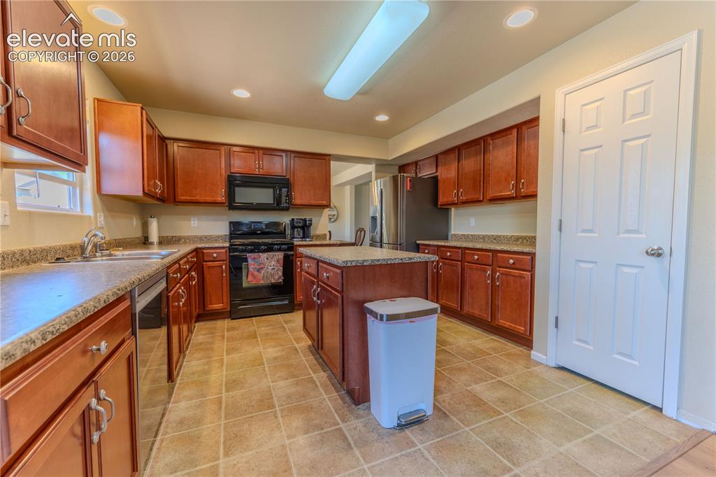 Image 11 of 36: Kitchen