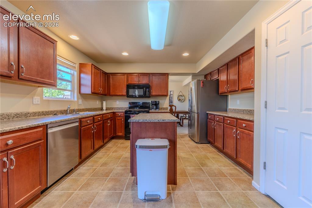 Image 12 of 36: Kitchen