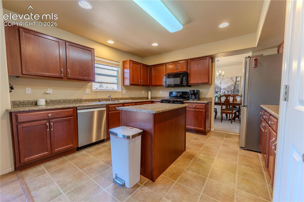 Image 13 of 36: Kitchen