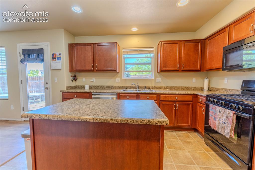 Image 14 of 36: Kitchen