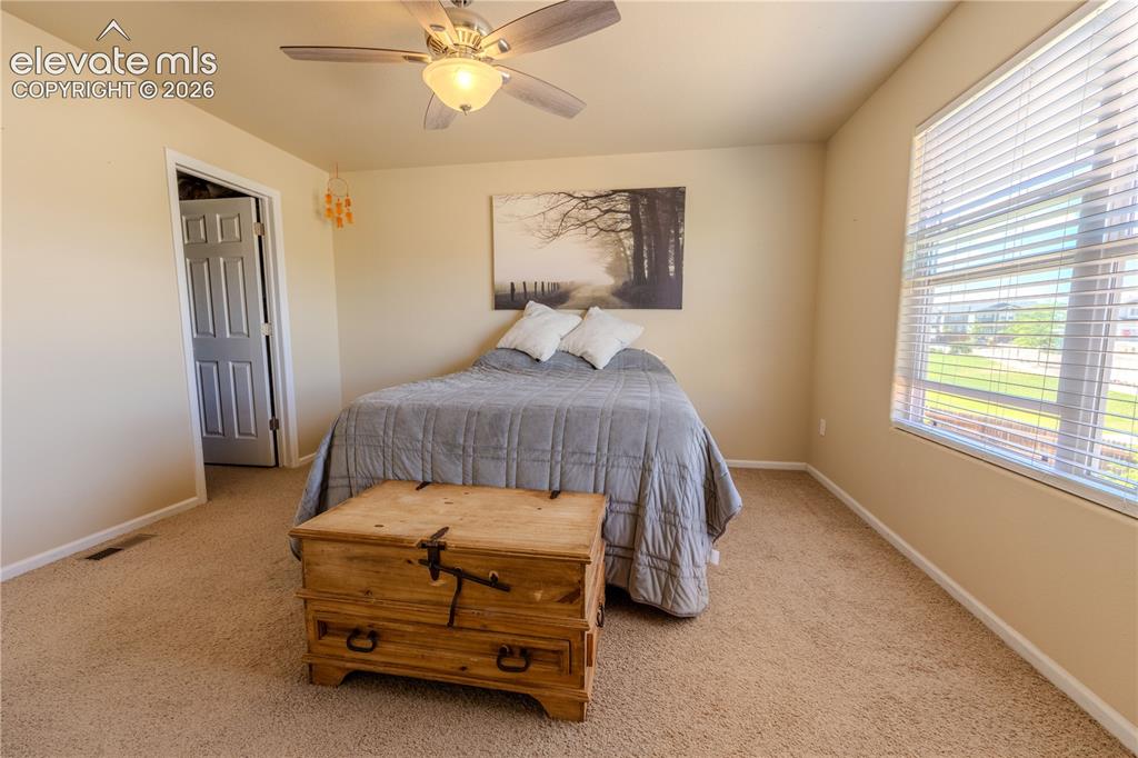 Image 18 of 36: Bedroom