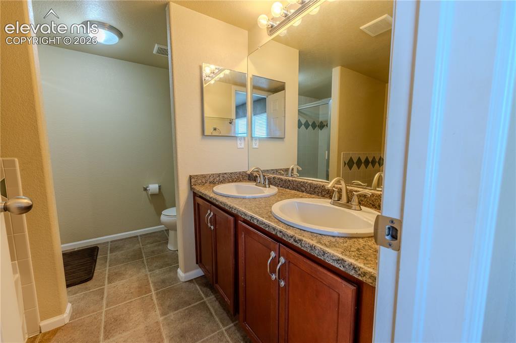 Image 21 of 36: Bathroom
