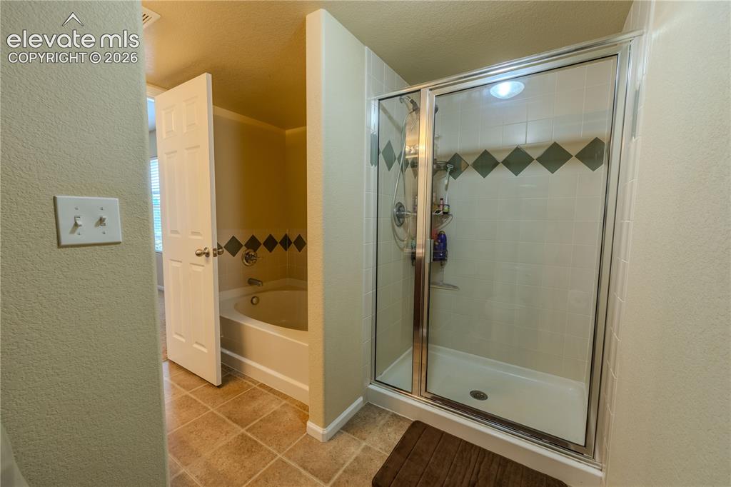 Image 22 of 36: Bathroom