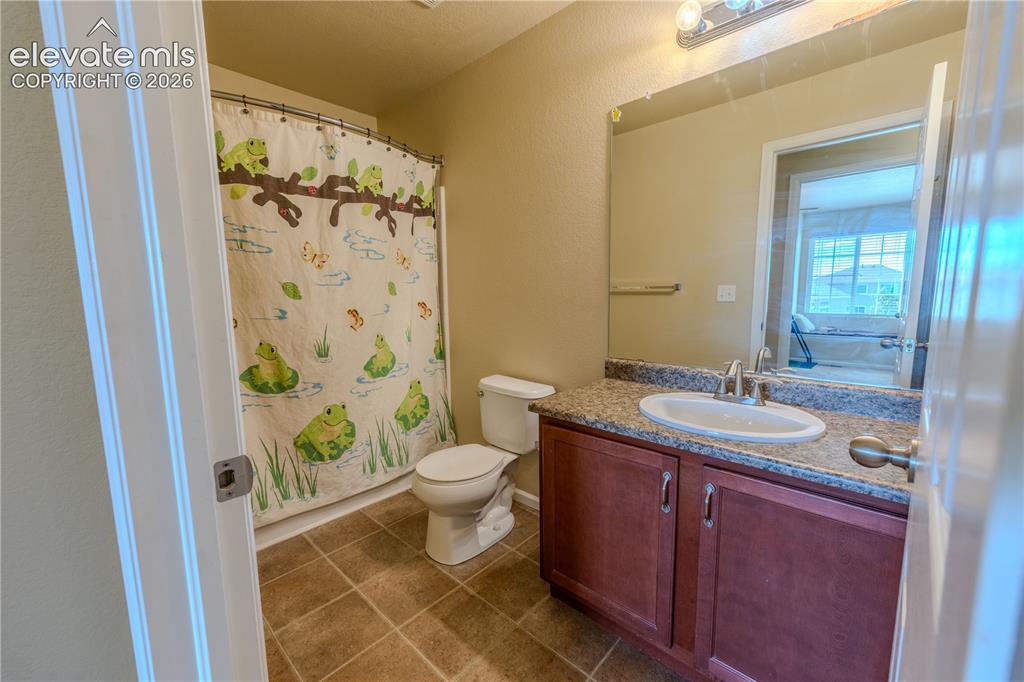Image 26 of 36: Bathroom
