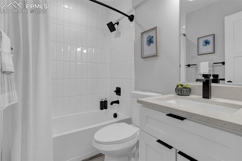 Image 15 of 18: Bathroom