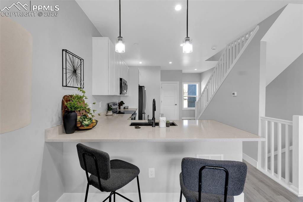 Image 7 of 18: Kitchen