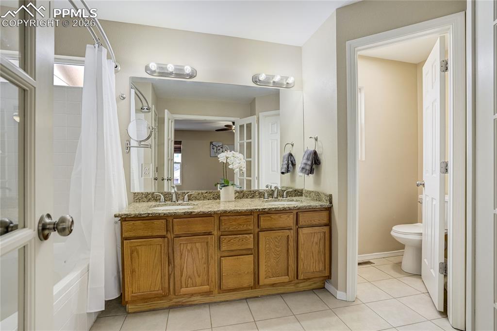 Image 21 of 41: Bathroom