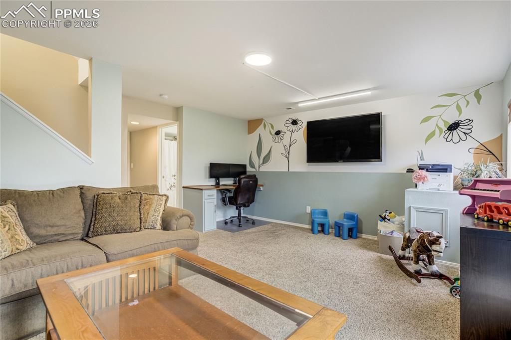 Image 31 of 41: Living Room