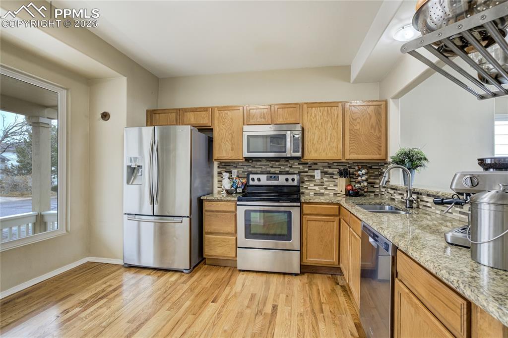 Image 4 of 41: Kitchen