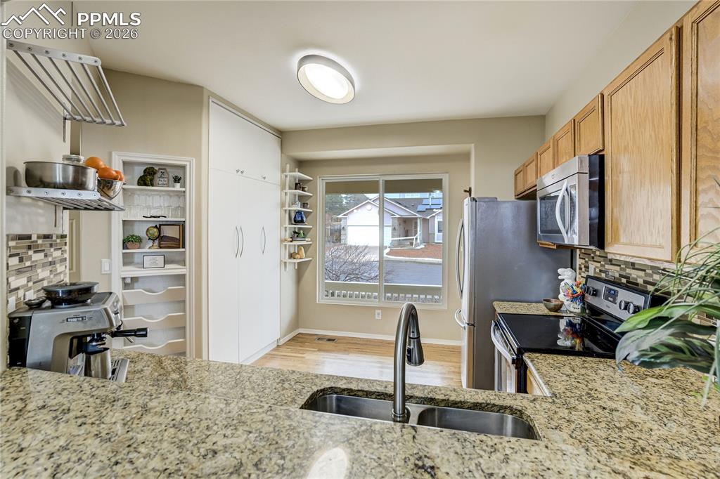 Image 6 of 41: Kitchen